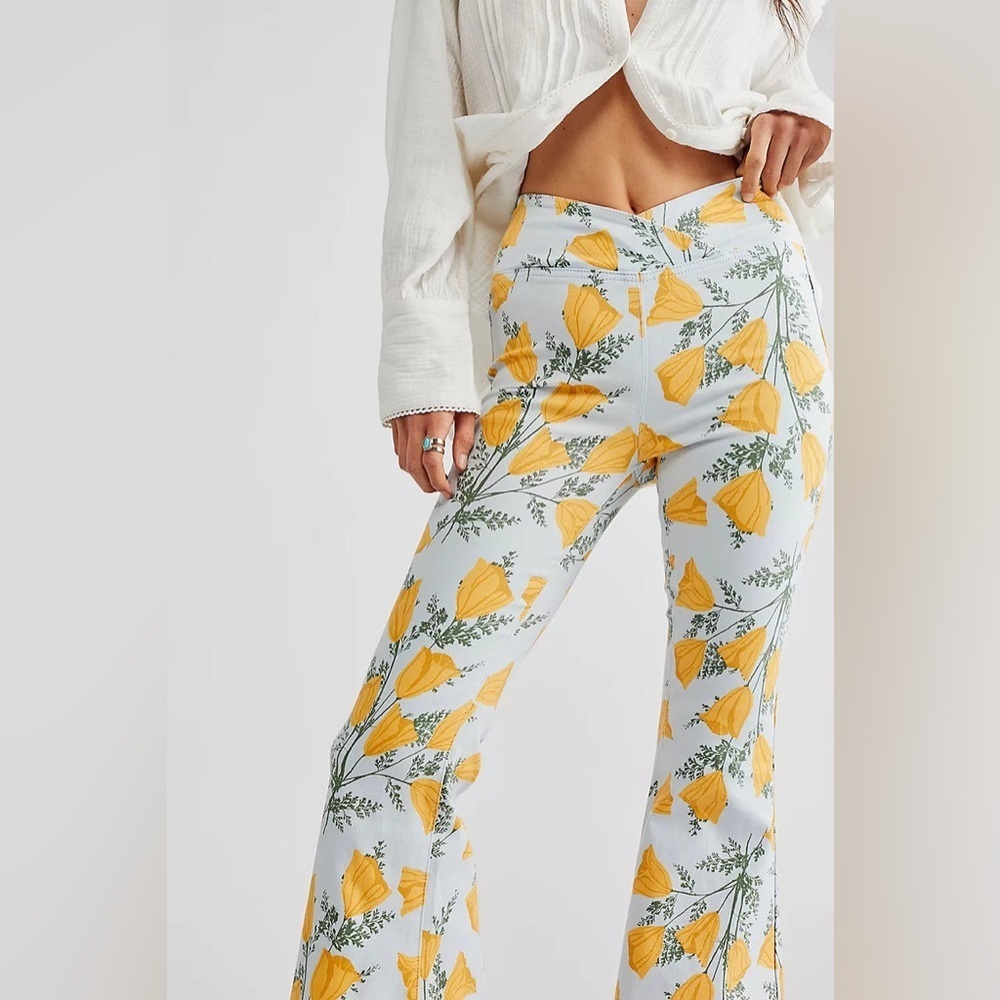 Free People Venice Beach Printed Flare Jeans in Sky Combo Cali Poppies. Size 31 - Picture 4 of 13
